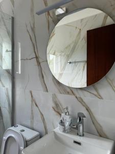 un bagno con lavandino e specchio di Villa Sofia ad Acharavi