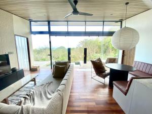 Posezení v ubytování COVE VILLAS Mandalika
