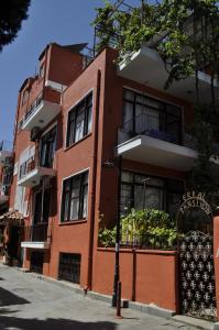 un edificio di mattoni rossi sul lato di una strada di Erkal Pension a Antalya (Adalia)