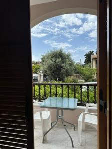 un tavolo di vetro su un balcone con vista di Villa Sofia ad Acharavi