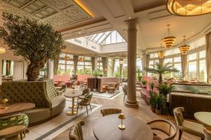 eine Hotellobby mit Tischen und Stühlen in der Unterkunft Crieff Hydro in Crieff