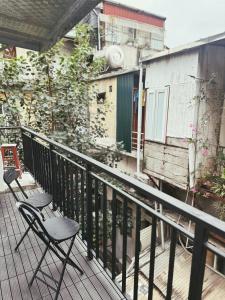 un balcon avec deux chaises et un bâtiment dans l'établissement B House - 3Br 2Bath Balcony 5ms Lake Quiet Old Quater, à Hanoï