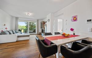 a kitchen and living room with a table and chairs at Ferienwohnung Pörtschach 90M² in Pörtschach am Wörthersee