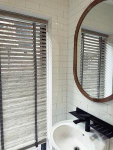 une salle de bain avec un lavabo et un miroir dans l'établissement B House - 3Br 2Bath Balcony 5ms Lake Quiet Old Quater, à Hanoï