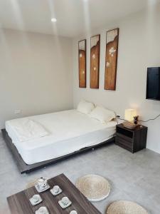 une chambre avec un lit, une télévision et une table dans l'établissement B House - 3Br 2Bath Balcony 5ms Lake Quiet Old Quater, à Hanoï