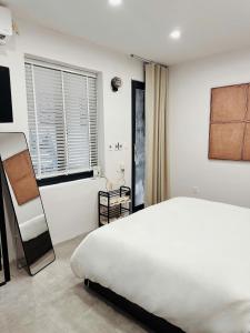 - une chambre blanche avec un lit et une baignoire dans l'établissement B House - 3Br 2Bath Balcony 5ms Lake Quiet Old Quater, à Hanoï 22 autres photos