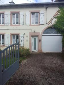 Το κτήριο όπου στεγάζεται  η παραθεριστική κατοικία