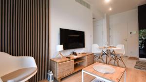 Un televizor și/sau centru de divertisment la VacationClub - Shellter Rogowo Apartament 42