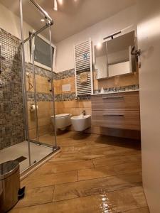 une salle de bains avec douche, toilettes et lavabo dans l'établissement La Dimora Sicula, à Modica