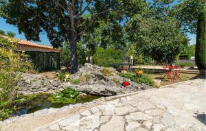 En have udenfor Stunning Home In Saint Cezaire