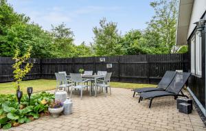 TarmにあるAwesome Home In Tarm With Swimming Poolのパティオ(テーブル、椅子、フェンス付) +17枚の写真