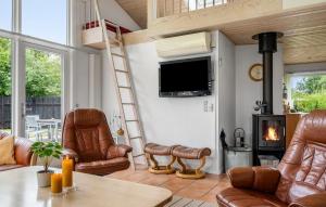 TarmにあるAwesome Home In Tarm With Swimming Poolの革製の家具と暖炉のあるリビングルーム