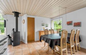 TarmにあるAwesome Home In Tarm With Swimming Poolのキッチン、ダイニングルーム(テーブル、コンロ付)