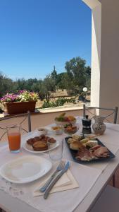 a table with plates of food on top of it at Mater in Capilungo