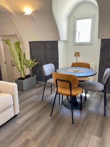 una sala de estar con una mesa y sillas en Calliope, en Gallipoli