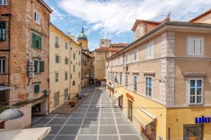 una calle vacía en una ciudad con edificios en Marvie Apartments, en Rijeka