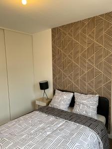 Postel nebo postele na pokoji v ubytování pavillon neuf avec terrasse piscine 6 pers