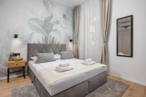 Un dormitorio con una cama grande con toallas. en Marvie Apartments, en Rijeka