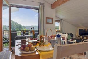 ein Esszimmer mit einem Tisch mit Essen darauf in der Unterkunft Ferienwohnungen Familie Hofer in Argenbühl