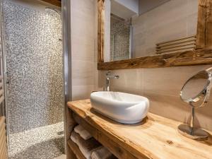une salle de bain avec un lavabo et une douche dans l'établissement Chalet 5*, 5 chambres, SPA et sauna, proche pistes - FR-1-304-229, à La Clusaz