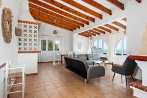 ein Wohnzimmer mit Sofa und Tisch in der Unterkunft Villa Esplendor in Son Bou