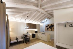 Una cocina y una sala de estar con mesa y sillas. en Loft Faro 2, en Finisterre