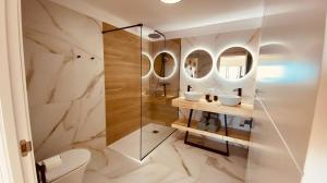 A bathroom at Sunset Paradise