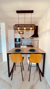 A kitchen or kitchenette at Sunset Paradise