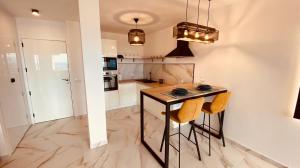 A kitchen or kitchenette at Sunset Paradise