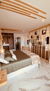 A bed or beds in a room at Sunset Paradise
