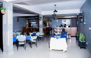 Un restaurante u otro lugar para comer en Shaste City Hotel