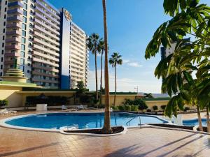 The swimming pool at or close to Sunset Paradise