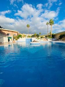 The swimming pool at or close to Sunset Paradise