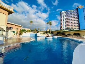 The swimming pool at or close to Sunset Paradise