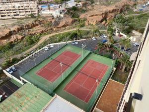 Tennis and/or squash facilities at Sunset Paradise or nearby