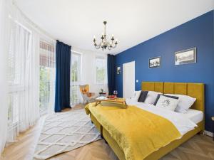 Postel nebo postele na pokoji v ubytování ApartamentySnu, Jagielloński Penthouse