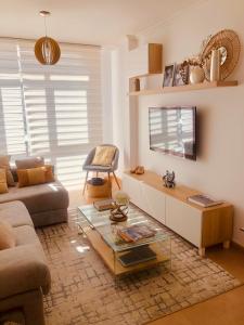 un soggiorno con un divano e un tavolino da caffè di A Xanela do Salnés a Ribadumia