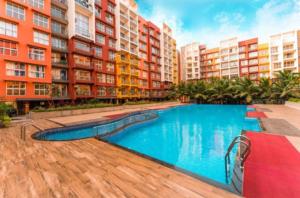 Bazén v ubytování Good Stay 2 BHK With Pool View Apartment 6km from Airport, -805 nebo v jeho okolí