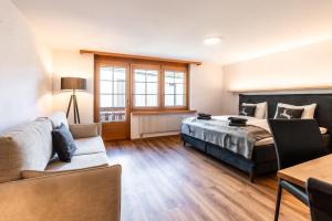 ツェルマットにあるStudio Nova, Zermattのベッドとソファのある寝室