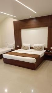 a bedroom with two beds in a room at Hotel Le castle in Jāmb