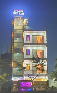 El edificio en el que está el hotel 9 fotos más