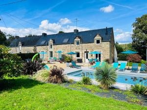 a house with a swimming pool in front of it at Les Chtis Bretons Chambres d hotes in Trédion