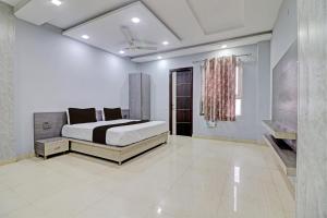 a bedroom with a bed in a room at Grand Townhouse in Palwal
