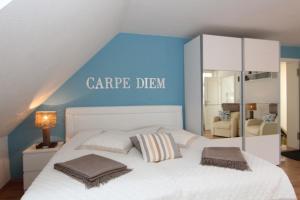 Una cama o camas en una habitación de Brise Villa Emmi App 05