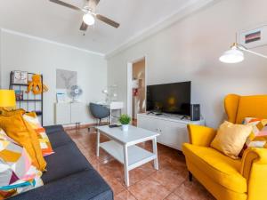 Televisyen dan/atau pusat hiburan di Lovely beach apartment, sea views, rooftop terrace #1974