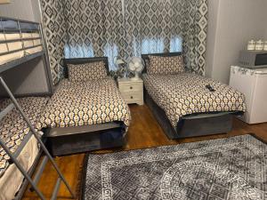 Postel nebo postele na pokoji v ubytování OYO Woodville Lodge Leeds