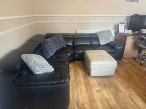 Posezení v ubytování OYO Woodville Lodge Leeds + 21 fotografií