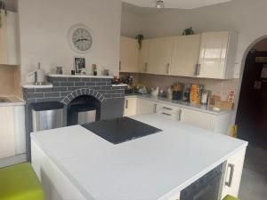 Kuchyň nebo kuchyňský kout v ubytování OYO Woodville Lodge Leeds