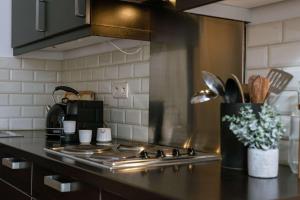 Una cocina o kitchenette en Huswell - Charming studio in the center of Antwerp