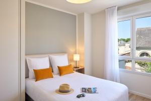 Ένα ή περισσότερα κρεβάτια σε δωμάτιο στο Quality Suites Saumur +34 φωτογραφίες